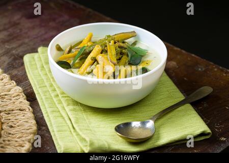 Olana  Kerala Festmahl Beilage, vegeterisches Lebensmittel mit roher Banane, lange Bohnen und Kokosmilch sehr lecker und gesundes Gericht gemacht Stockfoto