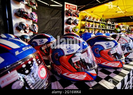 Madrid, Spanien. Juni 2021. Motorama, Motorrad-Messe. Motorradhelme. Glass Pavilion - Casa de Campo Fairgrounds, Madrid, Spanien. Kredit: EnriquePSans/Alamy Live Nachrichten Stockfoto