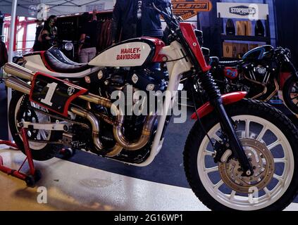 Madrid, Spanien. Juni 2021. Motorama, Motorrad-Messe. Custom Motorrad von spanischen Calella Custom. Glass Pavilion - Casa de Campo Fairgrounds, Madrid, Spanien. Kredit: EnriquePSans/Alamy Live Nachrichten Stockfoto