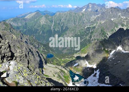 Fantastische Aussicht vom Gipfel des Berges Rysy, einem der höchsten Berge der Hohen Tatra. Blick auf die Seen Tazke pleso und Zmrzle pleso und die Stockfoto