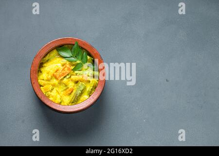 Avial Kerala traditionelle Beilage, hergestellt aus gemischtem Gemüse und es ist sehr gesund und lecker Gericht, in einem Steingut mit grauen Farben angeordnet Stockfoto