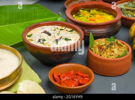 Kerala traditionelle Beilagen mit Festmahl in grauem Hintergrund Stockfoto