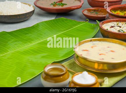 Kerala traditionelle Beilagen mit Festmahl in grauem Hintergrund Stockfoto