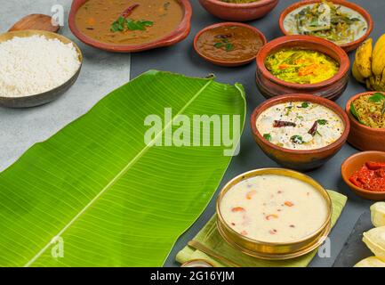 Kerala traditionelle Beilagen mit Festmahl in grauem Hintergrund Stockfoto