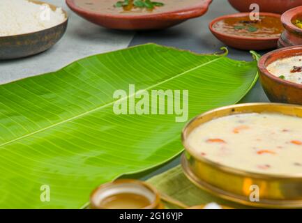 Kerala traditionelle Beilagen mit Festmahl in grauem Hintergrund Stockfoto