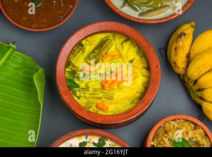 Kerala traditionelle Beilagen mit Festmahl in grauem Hintergrund Stockfoto