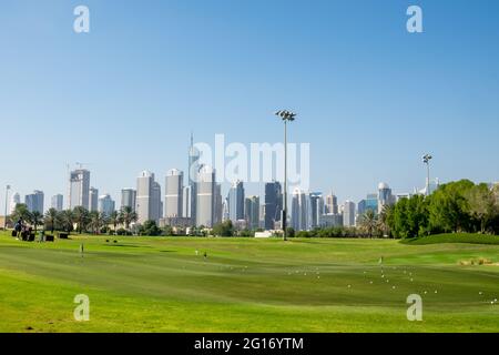 Montgomery Golf Driving Range mit Blick auf die Skyline von Dubai Marina im Hintergrund. Dubai, VAE 3.12.2018 Stockfoto