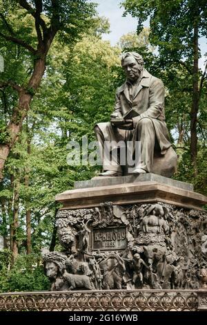 Das Krylov-Denkmal wurde 1855 im Sommergarten errichtet. Stockfoto