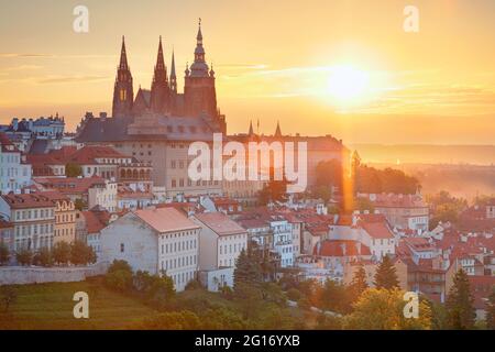 Prager Burg. Luftbild von Prag, Hauptstadt der Tschechischen Republik mit Veitsdom und Burgviertel während des Sonnenaufgangs im Sommer. Stockfoto