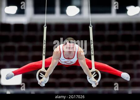 Dortmund, Deutschland. Juni 2021. Gymnastik, Apparateburnen, Westfalenhalle: Deutsche Meisterschaft, Entscheidung Single, Männer: Andreas Toba im Einsatz auf den Ringen. Quelle: Rolf Vennenbernd/dpa/Alamy Live News Stockfoto