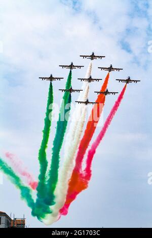 Das italienische Kunstflugteam (frecce tricolori) fliegt während einer Ausstellung Stockfoto