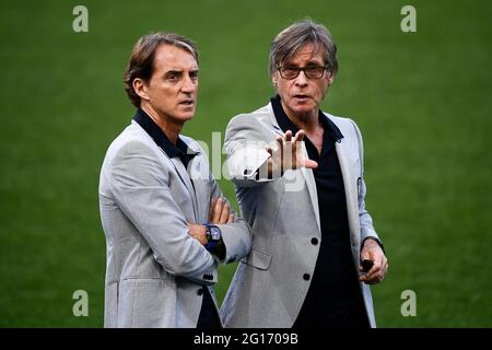 Bologna, Italien. 04. Juni 2021. Gabriele Oriali (R) aus Italien spricht vor dem internationalen Freundschaftsspiel zwischen Italien und Tschechien mit Roberto Mancini, Cheftrainer Italiens. Italien gewann 4-0 gegen Tschechien. Kredit: Nicolò Campo/Alamy Live Nachrichten Stockfoto