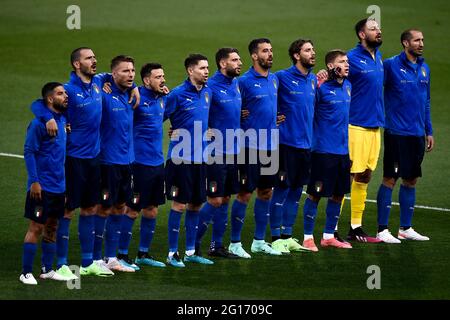 Bologna, Italien. 04. Juni 2021. Spieler Italiens (L-R: Lorenzo Insigne, Leonardo Bonucci, Ciro Immobil, Alessandro Florenzi, Jorginho, Domenico Berardi, Leonardo Spinazzola, Manuel Locatelli, Nicolo Barella, Gianluigi Donnarumma, Leonardo Bonucci) singen vor dem internationalen Freundschaftsspiel zwischen Italien und Tschechien die Nationalhymne. Italien gewann 4-0 gegen Tschechien. Kredit: Nicolò Campo/Alamy Live Nachrichten Stockfoto