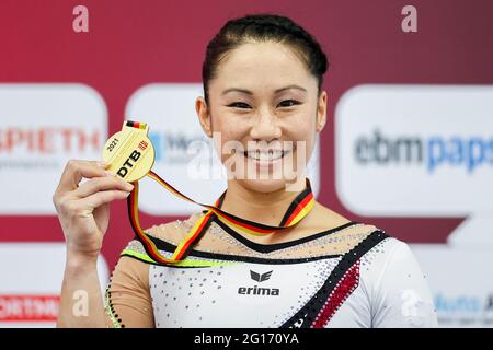 Dortmund, Deutschland. Juni 2021. Gymnastik, Apparateburnen, Westfalenhalle: Deutsche Meisterschaft, Entscheidung Single, Frauen: Kim Bui freut sich über ihre Goldmedaille. Quelle: Rolf Vennenbernd/dpa/Alamy Live News Stockfoto