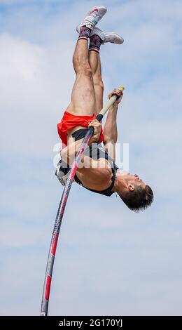 Braunschweig, Deutschland. Juni 2021. Leichtathletik: Deutsche Meisterschaften: Oleg Zernikel im Einsatz am Stabhochsprung der Männer. Quelle: Michael Kappeler/dpa/Alamy Live News Stockfoto