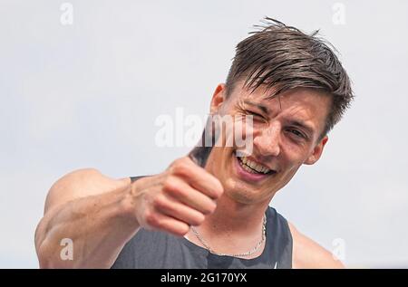 Braunschweig, Deutschland. Juni 2021. Leichtathletik: Deutsche Meisterschaft: Oleg Zernikel jubelt beim Stabhochsprung der Männer. Quelle: Michael Kappeler/dpa/Alamy Live News Stockfoto