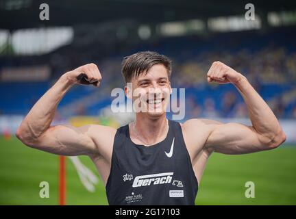 Braunschweig, Deutschland. Juni 2021. Leichtathletik: Deutsche Meisterschaft: Oleg Zernikel jubelt beim Stabhochsprung der Männer. Quelle: Michael Kappeler/dpa/Alamy Live News Stockfoto