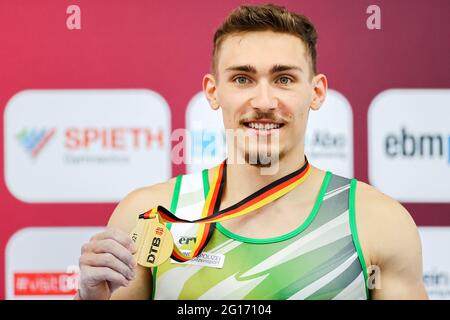 Dortmund, Deutschland. Juni 2021. Gymnastik, Apparateburnen, Westfalenhalle: Deutsche Meisterschaft, Entscheidung Single, Männer: Nick Klessing freut sich über seine Goldmedaille. Quelle: Rolf Vennenbernd/dpa/Alamy Live News Stockfoto