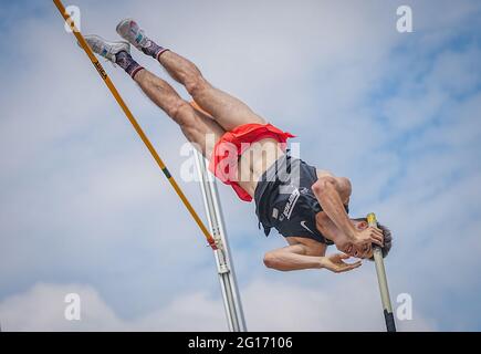 Braunschweig, Deutschland. Juni 2021. Leichtathletik: Deutsche Meisterschaften: Oleg Zernikel im Einsatz am Stabhochsprung der Männer. Quelle: Michael Kappeler/dpa/Alamy Live News Stockfoto