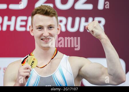 Dortmund, Deutschland. Juni 2021. Gymnastik, Apparateburnen, Westfalenhalle: Deutsche Meisterschaft, Entscheidung Single, Männer: Nils Dunkel freut sich über seine Goldmedaille. Quelle: Rolf Vennenbernd/dpa/Alamy Live News Stockfoto