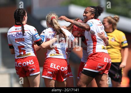 Leigh, Großbritannien. Juni 2021. Die Frauen von Saint Helens feiern den Gewinn des 2021 Challenge Cup WomenÕs in Leigh, Großbritannien am 6/5/2021. (Foto von Mark Cosgrove/News Images/Sipa USA) Quelle: SIPA USA/Alamy Live News Stockfoto