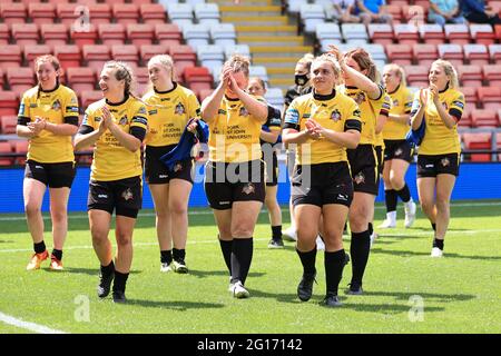 Leigh, Großbritannien. Juni 2021. Spieler von York City Knights applaudieren am 6/5/2021 in Leigh, Großbritannien, ihren Unterstützern. (Foto von Mark Cosgrove/News Images/Sipa USA) Quelle: SIPA USA/Alamy Live News Stockfoto