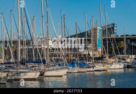 Ein Bild von einer Reihe von Segelbooten Verankert in Port Vell (Barcelona). Stockfoto