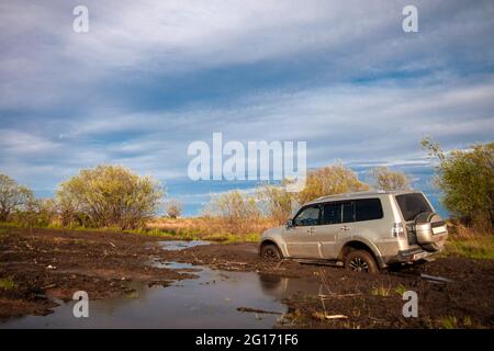 Mitsubishi Pajero/Montero stecken im Schlamm fest Stockfoto