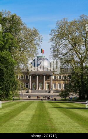 Brüssel, Belgien, 28. Mai 2021. Das Schloss Laeken ist der Wohnsitz des belgischen Herrschers und seiner Familie. Stockfoto