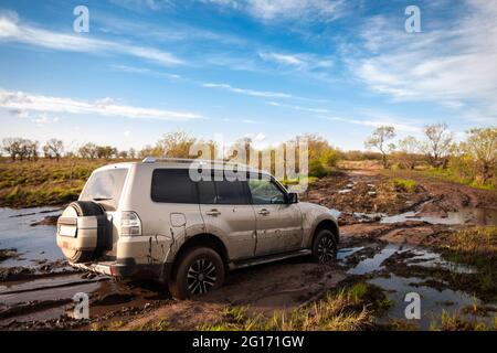 Mitsubishi Pajero/Montero stecken im Schlamm fest Stockfoto