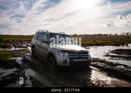 Mitsubishi Pajero/Montero stecken im Schlamm fest Stockfoto