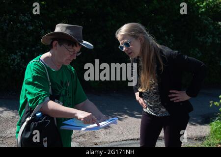 Chalfont St Giles, Großbritannien. Juni 2021. Sian Berry (rechts), die Co-Vorsitzende der Grünen Partei, schaut sich die Karte des Flusses Misbourne mit Sarah von der Hillingdon Green Party an. Umweltschützer haben Bedenken hinsichtlich der möglichen schädlichen Auswirkungen, die das HS2-Bohren in den Kalkwasserleiter in den Chilterns auf die Trinkwasserversorgung nach London haben könnte. Quelle: Maureen McLean/Alamy Live News Stockfoto