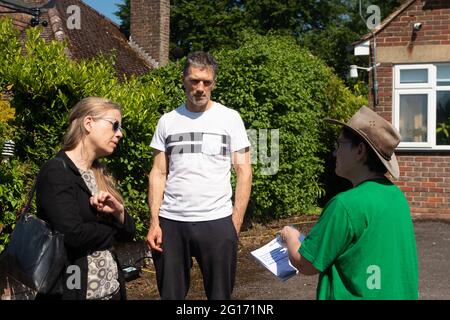 Chalfont St Giles, Großbritannien. Juni 2021. Sian Berry (links), der Co-Vorsitzende der Grünen, traf sich heute mit Anwohnern, die vom Hochgeschwindigkeitsbahnbau betroffen waren. HS2 hat eine steile und hochseitige Zufahrtsstraße direkt vor den Häusern der Anwohner in der Bottom House Farm Lane, Chalfont St Giles, gebaut. Der Lärm, die Störungen und die Auswirkungen sind für einige Bewohner unerträglich. Quelle: Maureen McLean/Alamy Live News Stockfoto