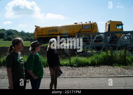 Chalfont St Giles, Großbritannien. Juni 2021. Ein weiterer LKW rollt entlang der HS2-Haul-Straße. Carolyne Culver (links), die für die Nachwahl in Amersham und Chesham kandidiert, traf heute Anwohner, die vom Bau der Hochgeschwindigkeitsbahn betroffen sind. HS2 hat eine steile und hochseitige Zufahrtsstraße direkt vor den Häusern der Anwohner in der Bottom House Farm Lane, Chalfont St Giles, gebaut. Der Lärm, die Störungen und die Auswirkungen sind für einige Bewohner unerträglich. Quelle: Maureen McLean/Alamy Live News Stockfoto