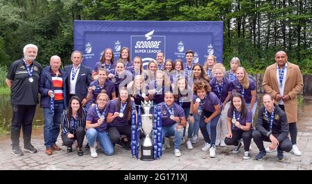 Anderlecht, Belgien. 5. Juni 2021. Spieler und Mitarbeiter von Anderlecht, abgebildet während der Feier ihres belgischen Scooore Womens Super League 2020 - 2021 Titel nach dem Gewinn der Meisterschaft, samstag, 5. Juni 2021 in Anderlecht, Belgien . FOTO SPORTPIX.BE * NICHT FÜR DIE VERWENDUNG UND DEN VERKAUF IN BELGIEN * KREDIT: SPP SPORT PRESS FOTO. /Alamy Live News Stockfoto