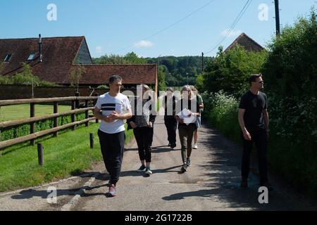 Chalfont St Giles, Großbritannien. Juni 2021. Sian Berry (zweite links), die Co-Vorsitzende der Grünen und lokale Wahlkandidatin Carolyne Culver, die für die Nachwahl in Amersham und Chesham kandidiert, traf heute mit Anwohnern zusammen, die vom Hochgeschwindigkeitsbahnbau betroffen sind. HS2 hat eine steile und hochseitige Zufahrtsstraße direkt vor den Häusern der Anwohner in der Bottom House Farm Lane, Chalfont St Giles, gebaut. Quelle: Maureen McLean/Alamy Live News Stockfoto