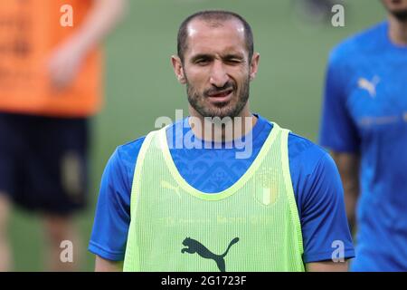 Bologna, Italien, 4. Juni 2021. Giorgio Chiellini aus Italien winkt den Fans beim Aufwärmen vor dem Freundschaftsspiel des Internationalen Fußballs im Stadio Dall'Ara in Bologna zu. Bildnachweis sollte lauten: Jonathan Moscrop / Sportimage Stockfoto