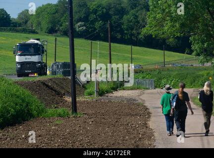 Chalfont St Giles, Großbritannien. Juni 2021. Ein LKW verlässt das HS2-Gelände auf der Haul-Straße. Sian Berry, die Co-Vorsitzende der Grünen Partei und lokale Wahlkandidatin Carolyne Culver, die für die Nachwahl in Amersham und Chesham kandidierte, traf heute mit Anwohnern zusammen, die vom Hochgeschwindigkeitsbahnbau betroffen waren. HS2 hat eine steile und hochseitige Zufahrtsstraße direkt vor den Häusern der Anwohner in der Bottom House Farm Lane, Chalfont St Giles, gebaut. Quelle: Maureen McLean/Alamy Live News Stockfoto