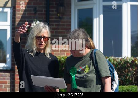 Chalfont St Giles, Großbritannien. Juni 2021. Eine Anwohnerin zeigt die Grünen und die von einer Anwärterin der örtlichen Wahl, Carolyne Culver (rechts), die für die Nachwahlfotos von Amersham und Chesham stehen, wie die Landstraße vor ihrem Haus früher aussehte. HS2 hat eine steile und hochseitige Zufahrtsstraße direkt vor den Häusern der Anwohner in der Bottom House Farm Lane, Chalfont St Giles, gebaut. Der Lärm, die Störungen und die Auswirkungen sind für einige Bewohner unerträglich. Quelle: Maureen McLean/Alamy Live News Stockfoto