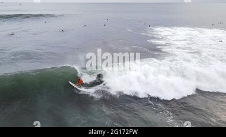 Tamanique, El Salvador. Juni 2021. (ANMERKUNG DER REDAKTION: Bild aufgenommen mit einer Drohne) Luftaufnahme von Surfern, die Wellen fangen, um sich auf die letzten Tage des Turniers vorzubereiten. In El Salvador finden die ISA World Surfing Games statt, bei denen die Gewinner Eintrittskarten für die Olympischen Spiele in Tokio erhalten. Kredit: SOPA Images Limited/Alamy Live Nachrichten Stockfoto
