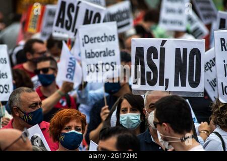 Madrid, Spanien. Juni 2021. Zivilbeamte protestierten während einer Demonstration mit Plakaten, um die gleichen Rechte mit den übrigen Polizeikräften zu fordern. Quelle: Marcos del Mazo/Alamy Live News Stockfoto