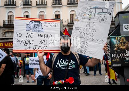 Madrid, Spanien. Juni 2021. Die Zivilgarde protestierten während einer Demonstration mit Plakaten, um die gleichen Rechte mit den übrigen Polizeikräften zu fordern. Quelle: Marcos del Mazo/Alamy Live News Stockfoto