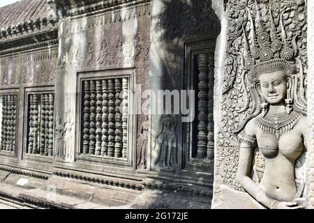 Schnitzwerk einer tanzenden weiblichen Gottheit oder apsara an der Außenwand von Angkor Wat in Kambodscha. Stockfoto