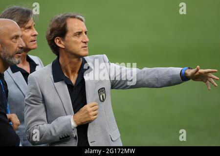 Bologna, Italien, 4. Juni 2021. Roberto Mancini Cheftrainer, Gabriele Oriali Teamchef und Gianluca Vialli Italien Delegationsleiter schauen beim Aufwärmen vor dem Freundschaftsspiel des Internationalen Fußballs im Stadio Dall'Ara in Bologna auf. Bildnachweis sollte lauten: Jonathan Moscrop / Sportimage Stockfoto