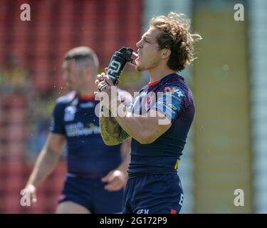 Leigh, Großbritannien - 5. Juni 2021 - Theo Fages aus St. Helens trinkt vor dem Halbfinale des Betfred Challenge Cup in der Rugby League Hull FC gegen St. Helens im Leigh Sports Village, Leigh, Großbritannien Dean Williams/Alamy Live News Stockfoto