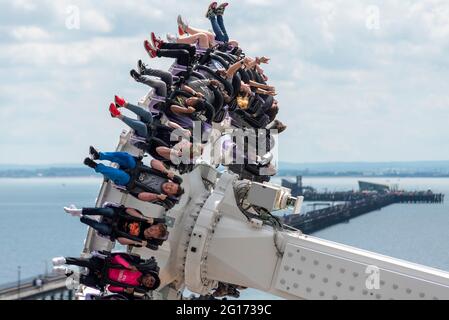 Southend on Sea, Essex, Großbritannien. Juni 2021. Nach dem heftigen Regen des Vortages und einem bewölkten Morgen hat sich der Himmel über Southend in einen warmen und sonnigen Tag verwandelt. Thrill-Rider genießen die Axis-Fahrt in Adventure Island Stockfoto