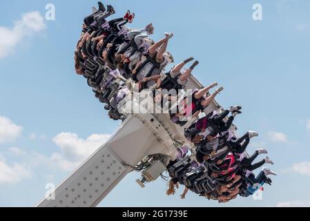 Southend on Sea, Essex, Großbritannien. Juni 2021. Nach dem heftigen Regen des Vortages und einem bewölkten Morgen hat sich der Himmel über Southend in einen warmen und sonnigen Tag verwandelt. Thrill-Rider genießen die Axis-Fahrt in Adventure Island Stockfoto