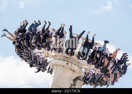 Southend on Sea, Essex, Großbritannien. Juni 2021. Nach dem heftigen Regen des Vortages und einem bewölkten Morgen hat sich der Himmel über Southend in einen warmen und sonnigen Tag verwandelt. Thrill-Rider genießen die Axis-Fahrt in Adventure Island Stockfoto