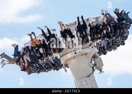 Southend on Sea, Essex, Großbritannien. Juni 2021. Nach dem heftigen Regen des Vortages und einem bewölkten Morgen hat sich der Himmel über Southend in einen warmen und sonnigen Tag verwandelt. Thrill-Rider genießen die Axis-Fahrt in Adventure Island Stockfoto