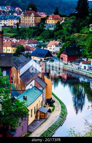 Schöne alte Gebäude an der Flussbucht von Cesky Krumlov Stockfoto